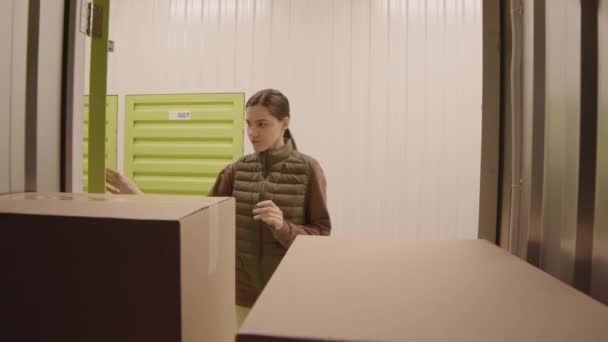 Kafkasyalı Genç Bir Kadının Içerideki Depolama Konteynırından Kilitlenmiş Görüntüsü Kapıyı — Stok video