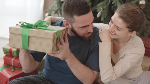 Hoge Hoek Van Bebaarde Blanke Man Zitten Vloer Thuis Kerstochtend — Stockvideo