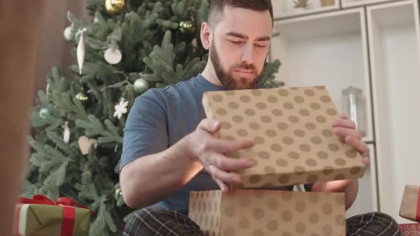 Niedriger Winkel Des Glücklichen Bärtigen Kaukasischen Mannes Der Mit Überkreuzten — Stockvideo