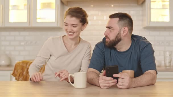 Pas Vousatý Běloch Sedí Stolu Kuchyni Používá Smartphone Jeho Krásná — Stock video