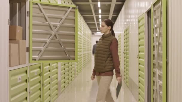 Verrouillé Jeune Femme Gestionnaire Caucasienne Sortir Unité Stockage Vérifier Contenu — Video