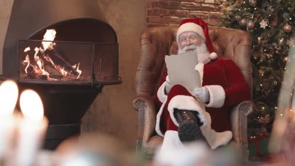 Mittellanger Bärtiger Weihnachtsmann Rot Weißen Kostüm Mit Hut Und Brille — Stockvideo