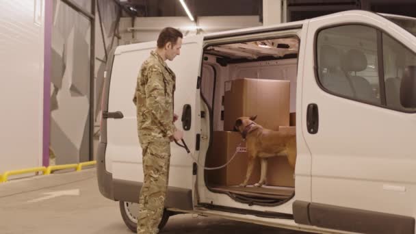 Orta Uzunluktaki Beyaz Erkek Güvenlik Uzmanı Servis Köpeğiyle Teslimat Minibüsünü — Stok video