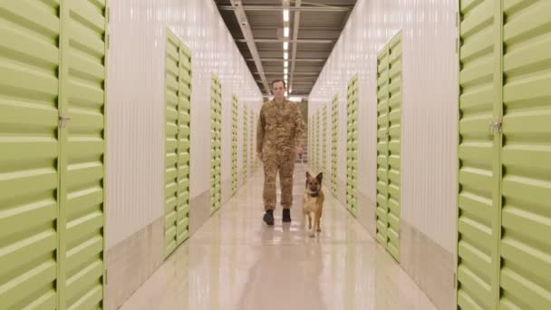 Uzamčený Muž Bělošský Bezpečnostní Specialista Maskovacím Oděvu Hlídající Hlídacího Psa — Stock video