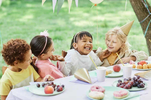 Groep gelukkige kinderen op verjaardagsfeestje — Stockfoto