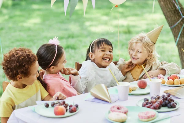 Ομάδα Happy Kids στο πάρτι γενεθλίων — Φωτογραφία Αρχείου