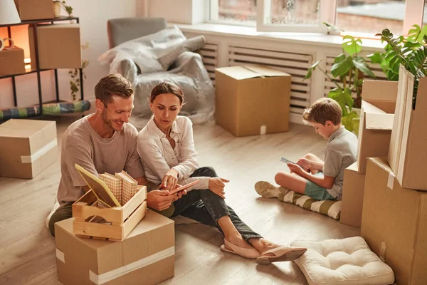 Family in New House — Stock Photo, Image