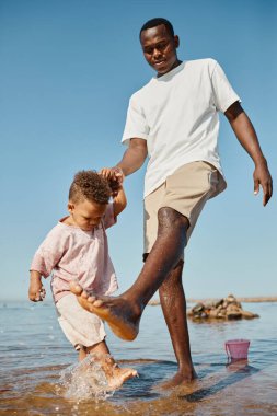 Mutlu Baba ve Oğul Suda Oynuyor