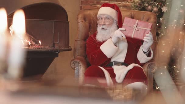 Medio Lungo Babbo Natale Indossa Cappello Occhiali Seduti Poltrona Camino — Video Stock