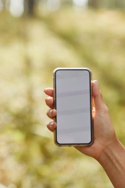 Akıllı Telefon Ormanda Model Alıyor