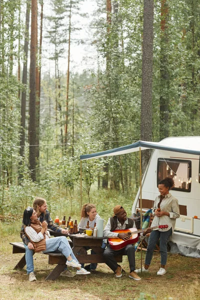 Jovens Acampar no Outono — Fotografia de Stock