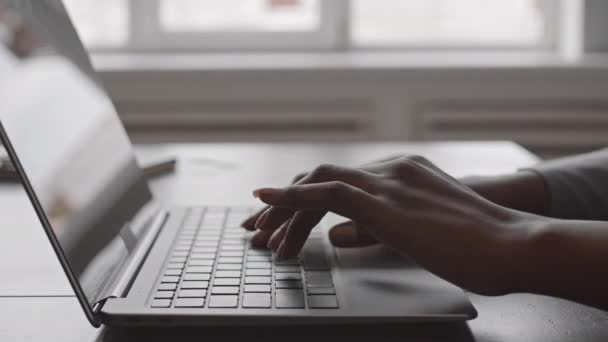 Nahaufnahme Unkenntlich Gemachter Weiblicher Hände Die Programmierer Auf Laptop Tastatur — Stockvideo