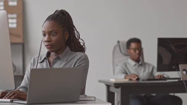 Schnappschuss Einer Jungen Afroamerikanischen Programmiererin Die Auf Computer Und Laptop — Stockvideo