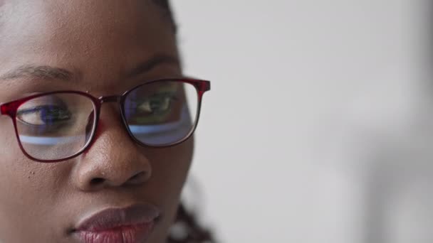 Zbliżenie Afro Amerykańskiej Programistki Pracującej Komputerze Kodem Programu Odbijającym Się — Wideo stockowe
