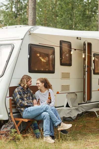 Casal jovem acampar na floresta — Fotografia de Stock