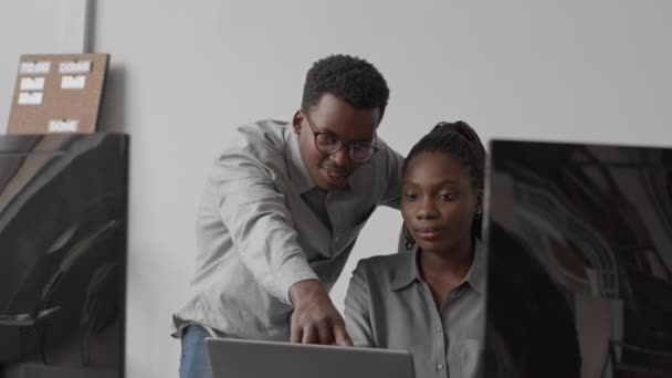Schnappschuss Von Jungen Afroamerikanischen Programmierern Die Team Arbeiten Während Sie — Stockvideo