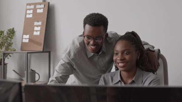 Стаб Знімав Пару Веселих Афро Американських Програмістів Які Спілкуються Дивлячись — стокове відео