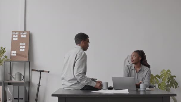 Stab Skott Några Afroamerikanska Mjukvaruutvecklare Som Har Samtal Arbetet Kontoret — Stockvideo
