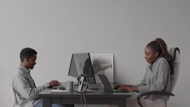Sidovy Medium Hugg Skott Två Afroamerikanska Programmerare Sitter Vid Skrivbord — Stockvideo