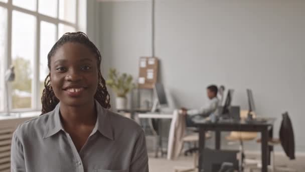 Středně Detailní Portrét Afroamerické Programátorky Která Usmívá Kameru Stojící Moderní — Stock video