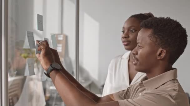 Taillierte Aufnahme Von Zwei Jungen Afroamerikanischen Büroangestellten Die Sich Unterhalten — Stockvideo