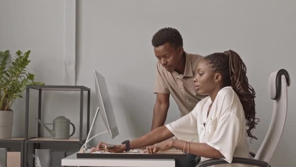 Side View Talia Strzał Dwóch Młodych Afroamerykanów Biurowych Rozmowy Podczas — Wideo stockowe