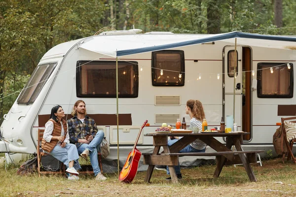 Amigos Relaxante por RV Van — Fotografia de Stock