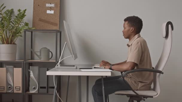 Apuñalamiento Oficinista Afroamericano Sentado Junto Computadora Lugar Trabajo Oficina Contemporánea — Vídeos de Stock