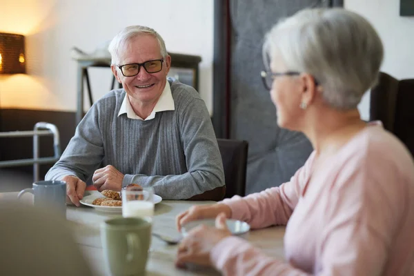 Personas mayores en el desayuno en el hogar de ancianos — Foto de Stock