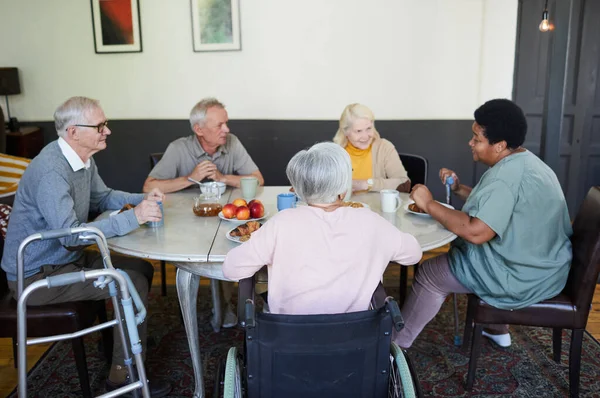 Группа пожилых людей в доме престарелых — стоковое фото