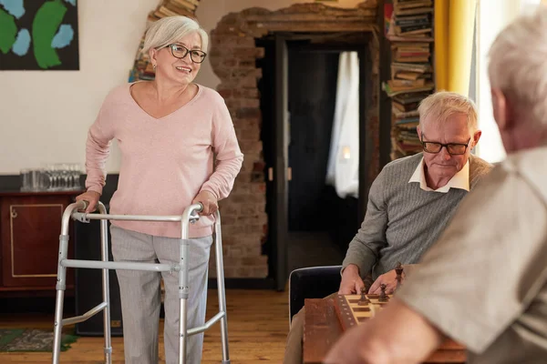 Anziani sorridenti alla Casa di Cura — Foto Stock