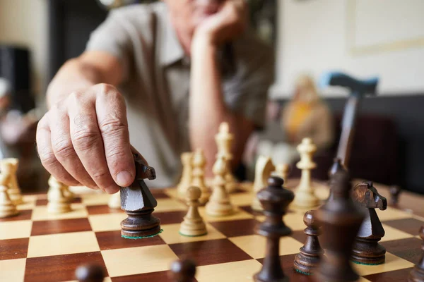 Starší muž hraje šachy Closeup — Stock fotografie