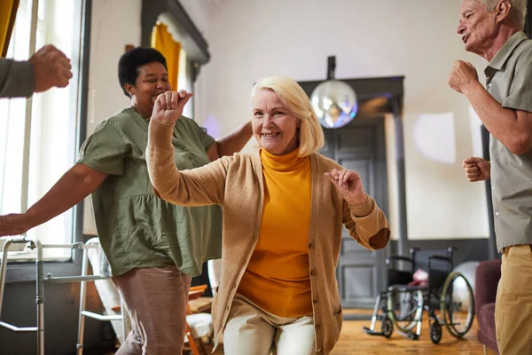Happy Seniors danse dans une maison de retraite — Photo