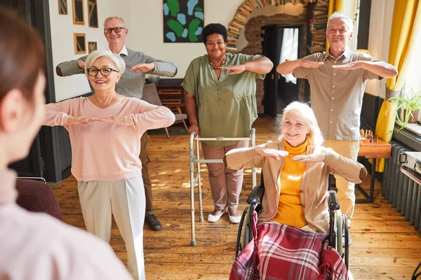 Anziani che fanno esercizio nella casa di riposo — Foto Stock