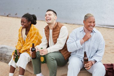 Kumsalda gülen arkadaşlar