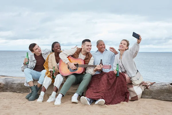 Jeunes amis prenant Selfie à la fête de plage — Photo