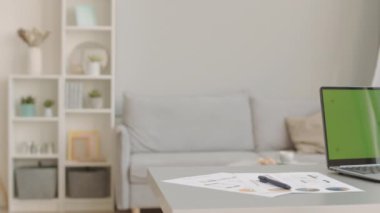 Çalışma masasında dizüstü bilgisayar ve iş belgeleriyle hiç kimse minimalist ev ofisini görüntülemedi.