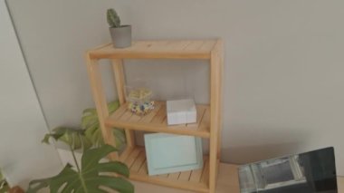 Samimi minimalist oturma odasındaki sehpanın önünde, rahat bir atmosferde rahat bir şekilde çalışmaya hazırlanan tanınamayan bir insanın POV görüntüsü.