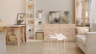 Kimse parlak, modern, minimalist yaşam ve oda tasarımını güneş ışığında çekmez.