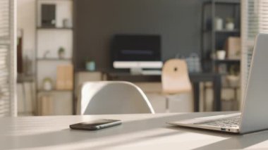 Modern ofis odasının odak noktasını değiştiren siyah-beyaz renklerde, bilgisayarlı ve akıllı telefonlu hiç kimse bıçak darbesi yemez.