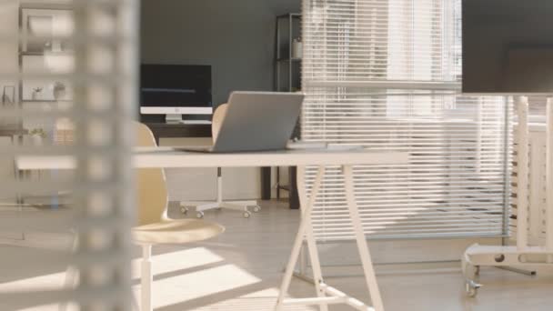Kein Stich Ins Moderne Schwarz Weiß Bürodesign Mit Trennwänden Sonnenlicht — Stockvideo