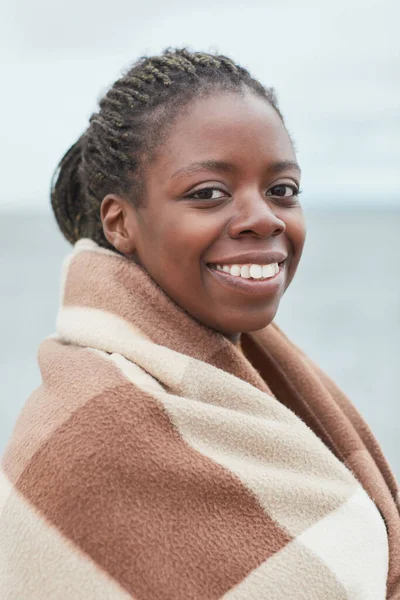 Afrikansk amerikansk kvinna vid sjön i höst — Stockfoto
