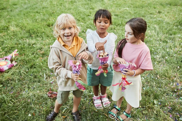 ピナータスイーツを持っている子供たち — ストック写真