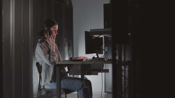 Seitenansicht Mittellang Einer Schwarzhaarigen Kaukasischen Frau Die Schreibtisch Serverraum Sitzt — Stockvideo