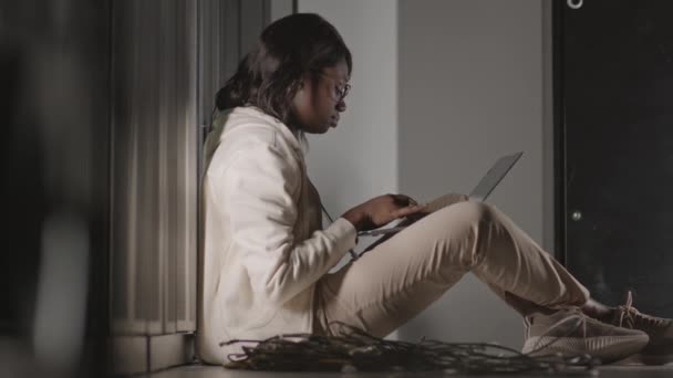 Full Sidovy Intelligent Afroamerikansk Kvinnlig Programmerare Sitter Golvet Lutar Sig — Stockvideo