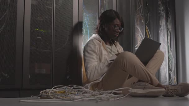 Πλήρης Χαμηλή Γωνία Του Έξυπνου Αφροαμερικανού Θηλυκό Προγραμματιστή Κάθεται Στο — Αρχείο Βίντεο