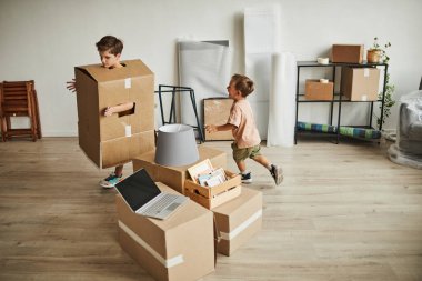 Karton Kutuda Oynayan Kardeşler