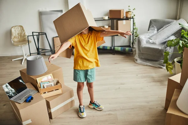 Chlapec hraje s boxy v novém domově — Stock fotografie