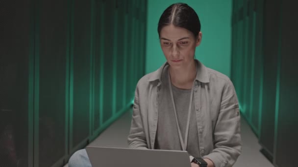 Medium Long Young Caucasian Woman Sitting Isle Server Racks Green — Stock Video