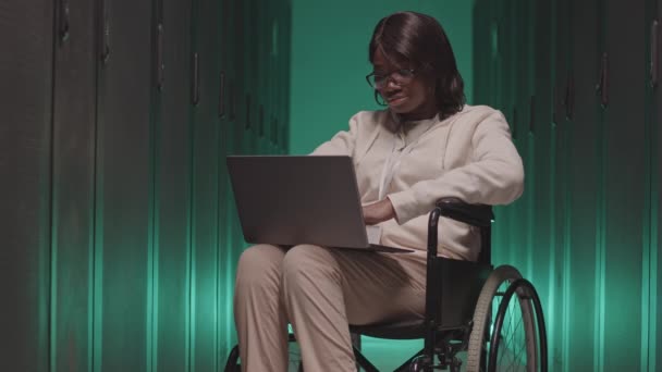 Середня Тривалість Афро Американської Жінки Інвалідному Візку Введення Лептоп Комп — стокове відео